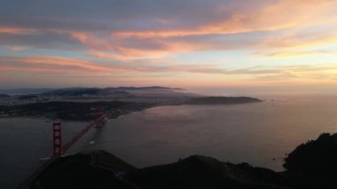 Gün batımından sonra sisli kıyı şeridinden San Francisco şehrine uçan bir tepsi. Yüksek kalite 4k görüntü