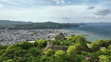 Awaji Adası tepesindeki tarihi Sumoto Kalesi 'nin etrafında dönüyor. Yüksek kalite 4k görüntü