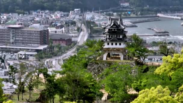 沿岸の町の建物や橋を見下ろす歴史的な住友城 高品質4K映像 — ストック動画