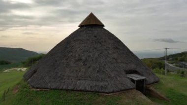 Ayağa kalk ve Awaji Adası 'ndaki tarihi Jomon sazdan yapılmış çatı kulübesine çek. Yüksek kalite 4k görüntü