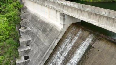 Beton baraj sızıntısından akan suyun üzerine kalk ve eğil. Yüksek kalite 4k görüntü