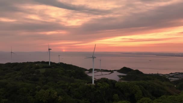 沿岸の再生可能エネルギー農場で回転式風力タービンと太陽光パネルに接近 高品質4K映像 — ストック動画