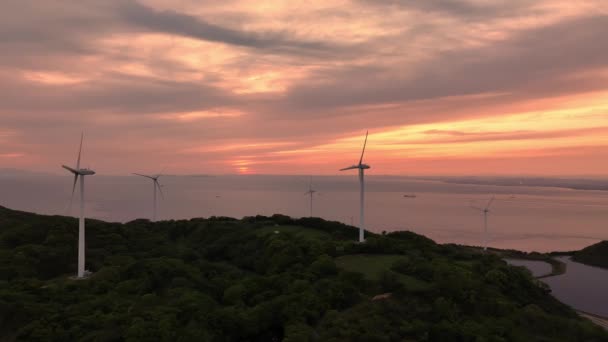 Dramatický Západ Slunce Nad Větrnými Turbínami Solárními Panely Pobřežní Energetické — Stock video