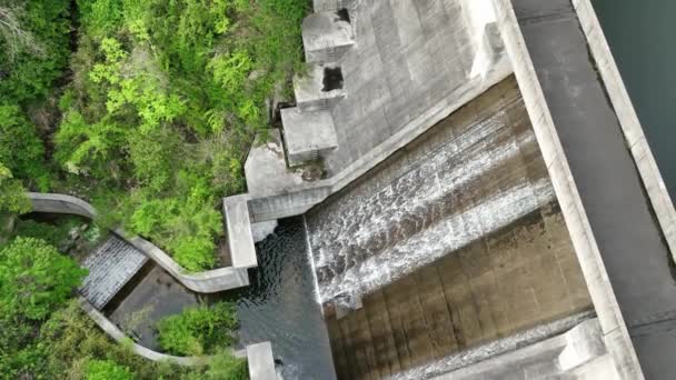 Opstijgend Boven Water Dat Stroomt Stuwdam Uit Het Reservoir Het — Stockvideo