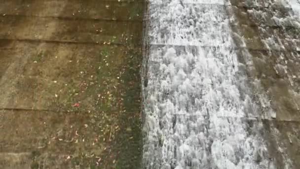 Bovenaanzicht Van Het Water Dat Langs Dam Naar Beneden Stroomt — Stockvideo