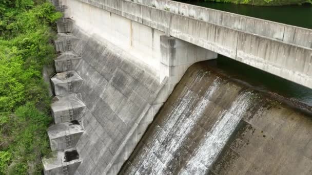 Stijgen Kantelen Water Dat Uit Betonnen Dam Stroomt Hoge Kwaliteit — Stockvideo