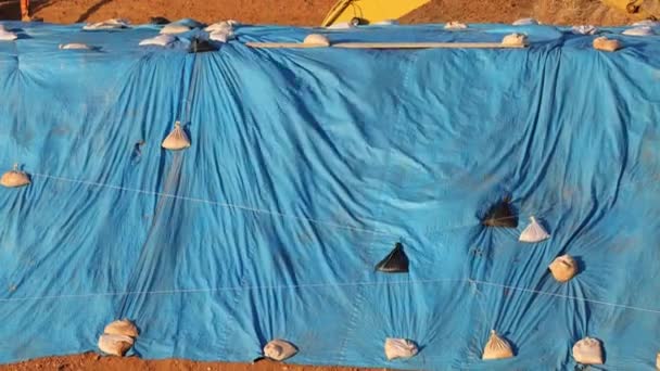 Вітрові Брижі Блакитному Брусі Мішками Піску Будівельному Майданчику Високоякісні Кадри — стокове відео