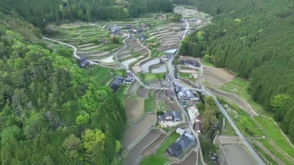 Flug Über Grünen Wald Durch Überflutete Reisterrassenfelder Einem Traditionellen Dorf — Stockvideo