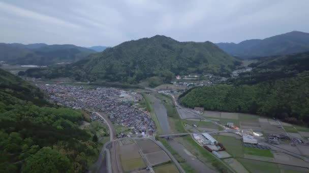 Voando Sobre Pequena Aldeia Japonesa Por Campos Arroz Montanhas Entardecer — Vídeo de Stock