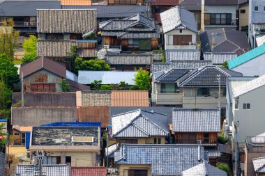 Japonya 'nın küçük bir kasabasındaki eski evlerin çatılarına bakıyorum. Yüksek kalite fotoğraf