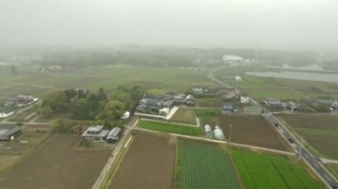Geleneksel Japon evlerinin yanındaki kır yolundaki arabaların hava manzarası. Yüksek kalite 4k görüntü