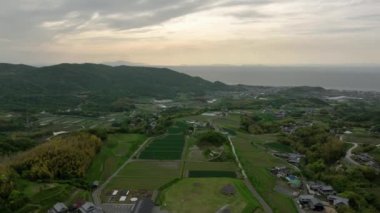 Japonya kıyılarındaki geleneksel Jomon köyünde hava gerilemesi. Yüksek kalite 4k görüntü
