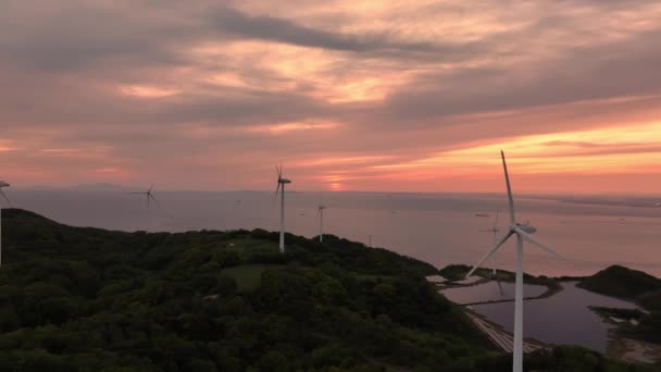 Retroceso Aéreo Turbinas Eólicas Giratorias Paneles Solares Atardecer Costa Imágenes — Vídeo de stock