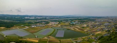 Çiftliklerin su kaynaklarında yüzen güneş panellerinin panoramik hava görüntüsü. Yüksek kalite fotoğraf
