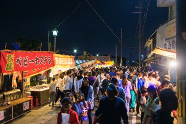 Kato, Japonya - 3 Mayıs 2023: Kalabalık açık hava festivalinde açık büfe ışıklarının önünden geçiyor. Yüksek kalite fotoğraf