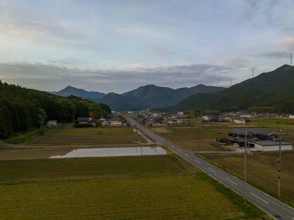 Pusta Droga Przez Wiejski Krajobraz Japonii Biegunami Elektrycznymi Zmierzchu Wysokiej — Zdjęcie stockowe