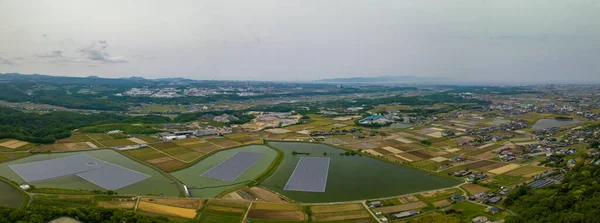 Panoramiczny Widok Powietrza Paneli Słonecznych Pływających Zbiornikach Wodnych Przez Gospodarstwa — Zdjęcie stockowe