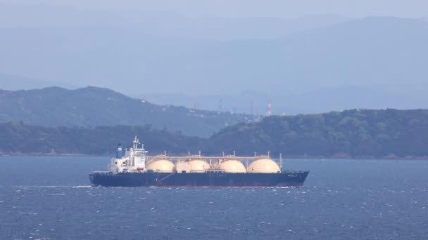 日本大阪 2023年5月6日 载有液化天然气的Lng油轮在近岸航行 高质量的4K镜头 — 图库视频影像
