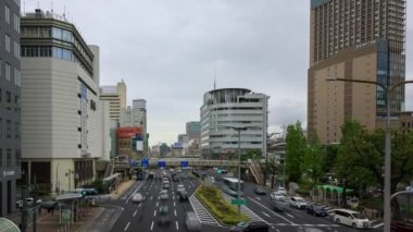 Kobe, Japonya - 6 Mayıs 2023: Sannomiya şehir merkezinde yüksek yaya geçidi altında trafik. Yüksek kalite 4k görüntü