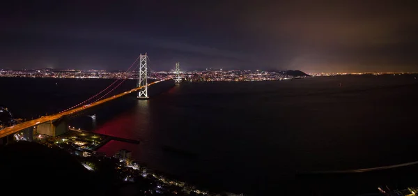 Panorámás Éjszakai Kilátás Felfüggesztés Híd Összekötő Város Fények Felett Sötét — Stock Fotó