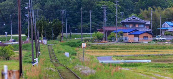 農村部の日本の風景の中に大規模な家によって軌道や電気線 高品質の写真 — ストック写真