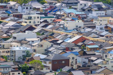 Japonya 'nın küçük bir kasabasındaki yoğun semtteki evlerin genel manzarası. Yüksek kalite fotoğraf