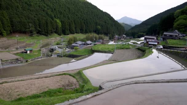 小さな山間の村で棚田の風景の中に氾濫した水田のビュー 高品質4K映像 — ストック動画