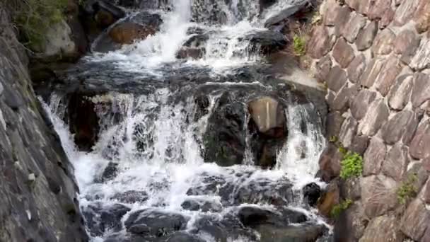 Água Flui Sobre Rochas Rio Revestidas Com Pedra Antiga Imagens — Vídeo de Stock