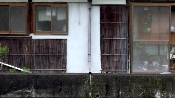 雨の中 歴史的な木造日本家屋の排水管から水が流れています 高品質4K映像 — ストック動画