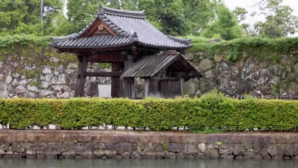 Deszcz Pada Tradycyjny Japoński Drewniany Pawilon Przez Kamienne Mury Zamku — Wideo stockowe