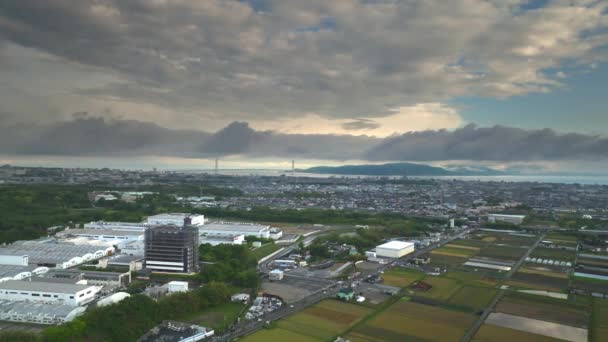 Industrieanlagen Und Reisfelder Stadtrand Mit Weit Entfernten Gewitterwolken Hochwertiges Filmmaterial — Stockvideo