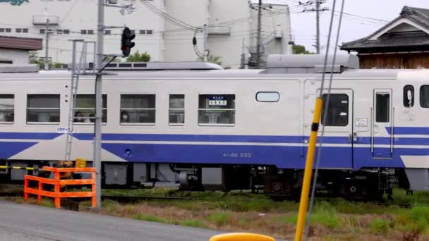 日本河西 2023年5月14日 当地火车在雨天经过小城镇的交叉口 高质量的4K镜头 — 图库视频影像