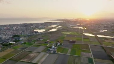 Gün batımında Japonya kıyı kasabası yakınlarında yüksek hızlı trenin izini sürüyorum. Yüksek kalite 4k görüntü