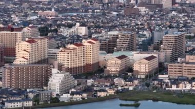 Yoğun şehir mahallesindeki evlerin yanındaki çok katlı apartmanlar. Yüksek kalite 4k görüntü