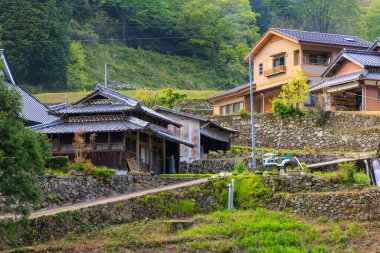 Geleneksel Japon evleri tarihi yamaç çiftliği köyünde. Yüksek kalite fotoğraf