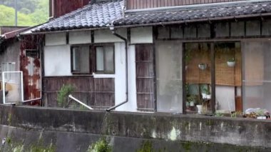 Eski geleneksel ahşap Japon evinin üzerine şiddetli yağmur yağar. Yüksek kalite 4k görüntü