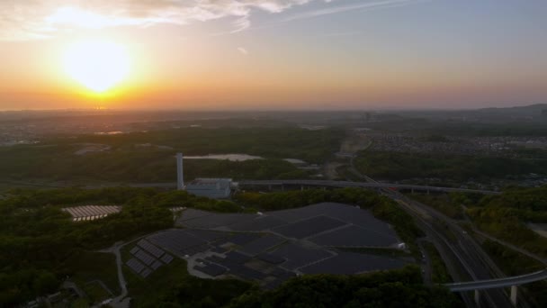 Sonnenuntergang Auf Sonnenkollektoren Rande Der Wuchernden Stadt Hochwertiges Filmmaterial — Stockvideo