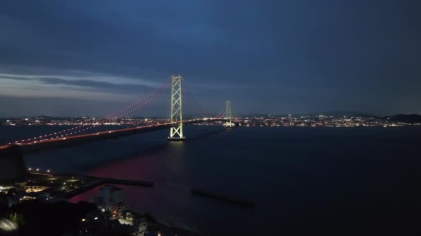 Автомобильные Огни Протяженности Длинного Подвесного Моста Город Сумерках Высококачественные Кадры — стоковое видео