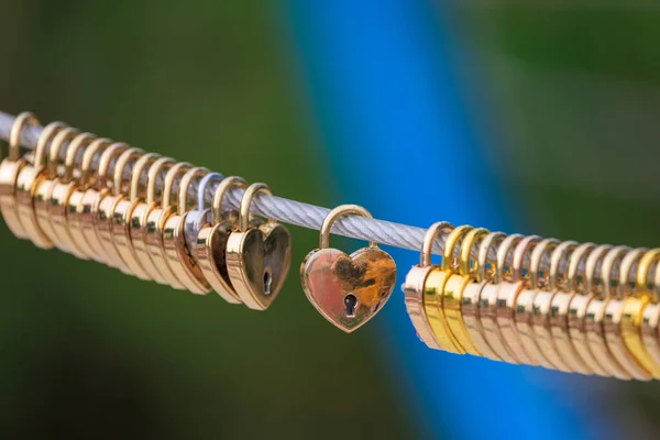 Kalp şeklinde kilitler, turist buluşma noktasındaki aşkı simgeler. Yüksek kalite fotoğraf