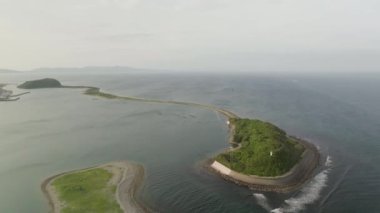 Sahildeki küçük bir kumluk adada beton deniz duvarının havadan görünüşü. Yüksek kalite 4k görüntü