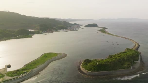 Aerial Dra Tillbaka Sandbar Och Havsvatten Skyddar Liten Vik Högkvalitativ — Stockvideo