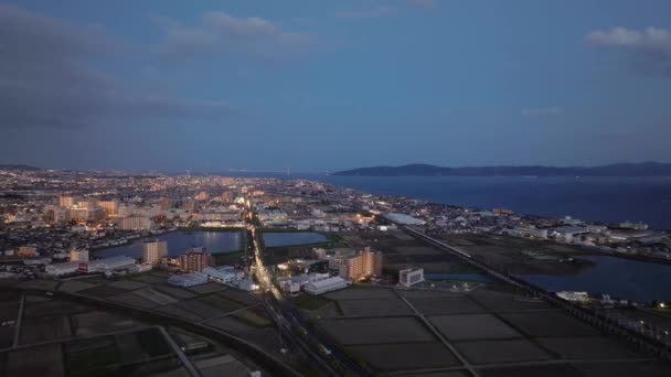 Spårning Höghastighetståg Med Ljus Kuststaden Efter Solnedgången Högkvalitativ Film — Stockvideo