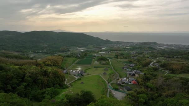 Hava Manzaralı Yeşil Alanlar Öğleden Sonra Güneşli Awaji Adası Kıyısında — Stok video