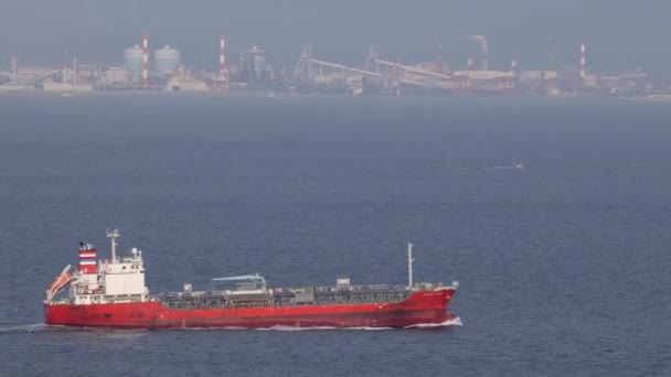 Osaka Japan Maj 2023 Små Röda Lastfartyg Seglar Med Skorstenar — Stockvideo