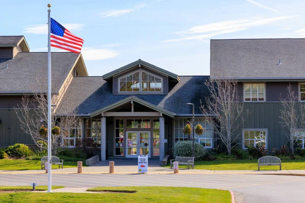 Die Amerikanische Flagge Weht Wahltag Über Lokalen Regierungsgebäuden Hochwertiges Foto — Stockfoto