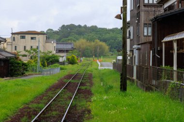 Japon kırsal kesimindeki binaların oradaki tren rayları. Yüksek kalite fotoğraf