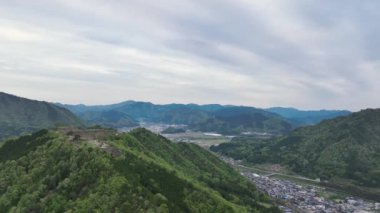 Japon topraklarındaki yeşil dağ üzerindeki antik şato kalıntıları. Yüksek kalite 4k görüntü