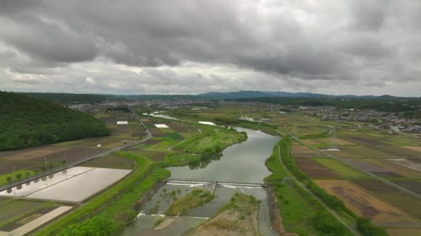 Kırsal Kesimde Bulutlu Bir Günde Nehirde Pirinç Tarlalarında Uçmak Yüksek — Stok video
