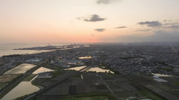 Aerial Time Lapse Pociągi Dużych Prędkości Wjeżdżają Nadbrzeżnego Miasta Gdy — Wideo stockowe