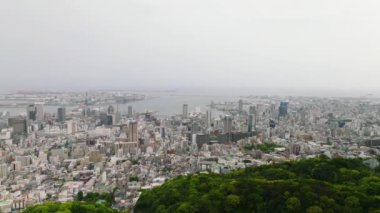 Yeşil Orman 'ın üzerinden yayılan Kobe City' den uçuyor. Rokko. Yüksek kalite 4k görüntü